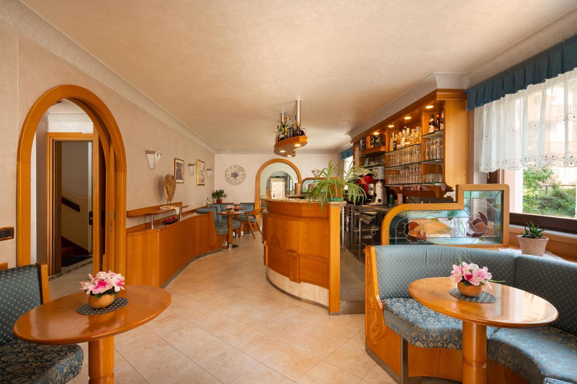 Hotel Villa Emma Мадонна-ди-Кампильо Экстерьер фото