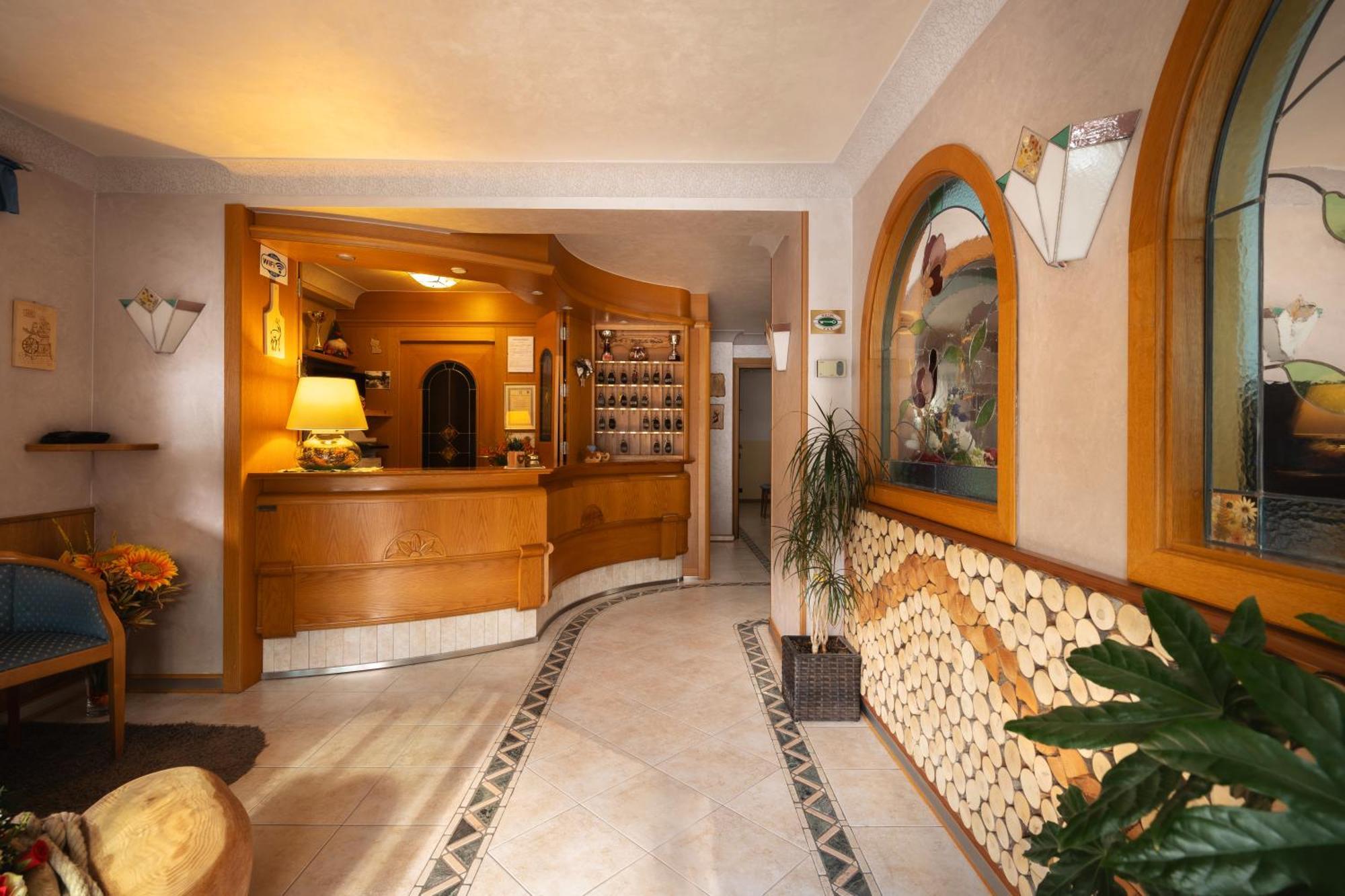 Hotel Villa Emma Мадонна-ди-Кампильо Экстерьер фото