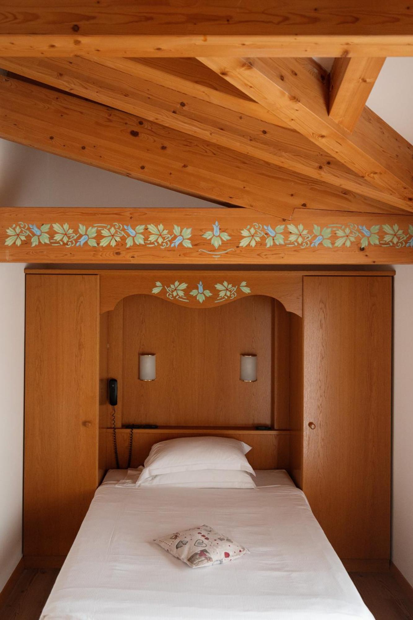 Hotel Villa Emma Мадонна-ди-Кампильо Экстерьер фото